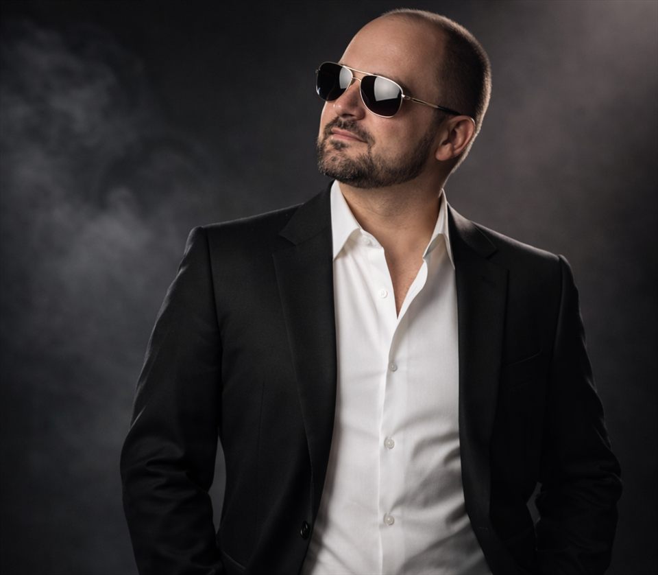 John Rivav en retrato formal para su presencia de marca